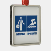 仕事は重要、水泳は重要 メタルオーナメント (右)
