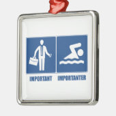 仕事は重要、水泳は重要 メタルオーナメント (左)