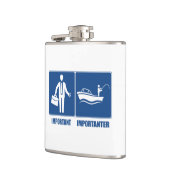 仕事は重要、魚釣りは重要 フラスク (左)