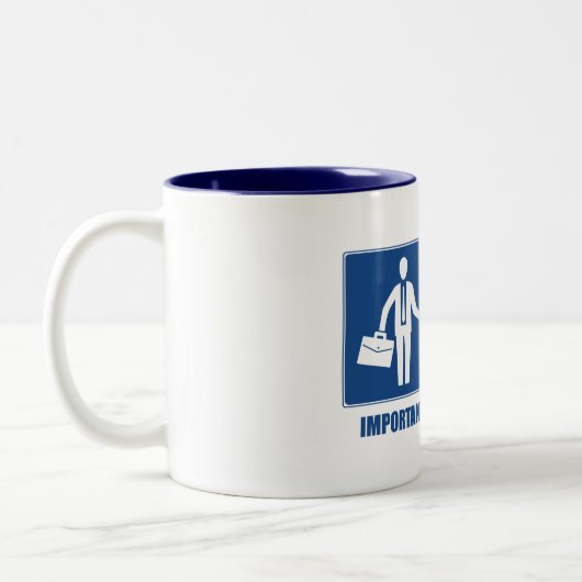 仕事は重量挙げが重要だ ツートーンマグカップ (左)