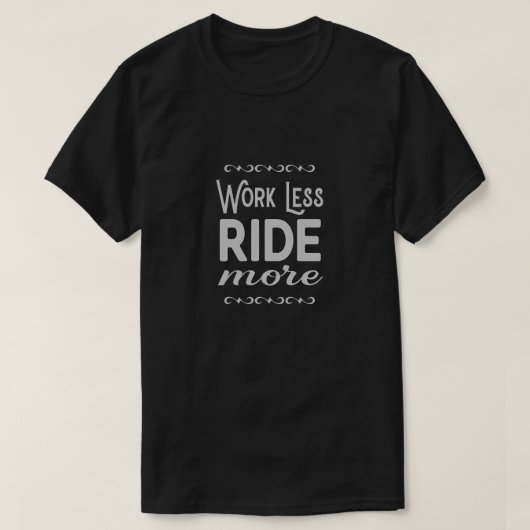 仕事より少ない乗車より多くのオートバイのスローガン Tシャツ (デザイン正面)