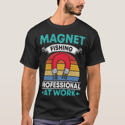 仕事中のマグネットフィッシングプロ Tシャツ (正面)