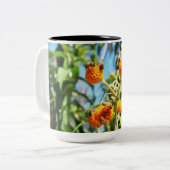 仕事中のミツバチ ツートーンマグカップ (正面左)