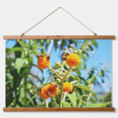 仕事中のミツバチ 吊り下げ型タペストリー (正面)