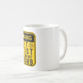 仕事警告中のNFTアーティストは邪魔にならない コーヒーマグカップ (正面右)