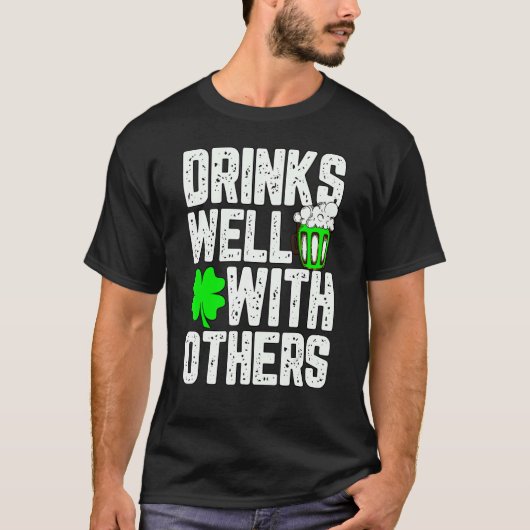 他おもしろいの2人とSt patricks dayは飲み物が上手だ Tシャツ (正面)