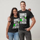 他おもしろいの2人とSt patricks dayは飲み物が上手だ Tシャツ (ユニセックス)