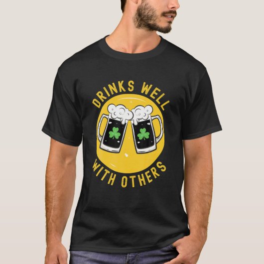 他のおもしろい人と一緒によく飲む聖パトリックスの日 Tシャツ (正面)