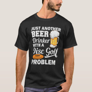 他のビールを飲む人でディスクゴルフのプロブルを持つ Tシャツ