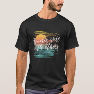 他のファッションパーティーと一緒におもしろい飲み物を飲む Tシャツ