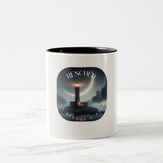 他のマグを救出するために救助される ツートーンマグカップ