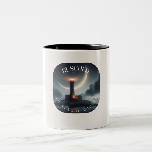他のマグを救出するために救助される ツートーンマグカップ (中央)