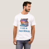 他の世界に住んでます - 読書好き Tシャツ (正面フル)