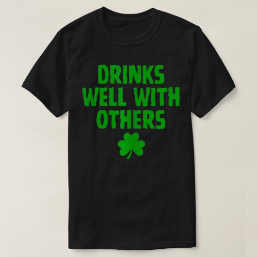 他の人おもしろいと一緒にSt patricksを飲む Tシャツ (デザイン正面)