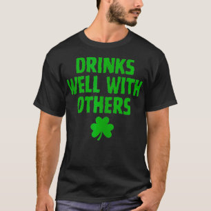 他の人おもしろいと一緒にSt patricksを飲む Tシャツ