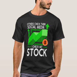 他の人が自分のソーシャルメディアをチェックする私の在庫をチェック1 Tシャツ