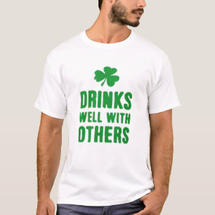 他の人と一緒によく飲むSt.パトリックのDay Tee Tシャツ