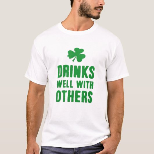 他の人と一緒によく飲むSt.パトリックのDay Tee Tシャツ (正面)