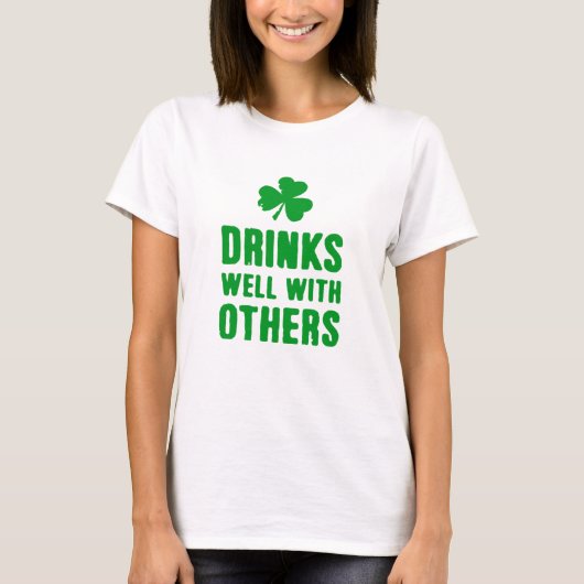 他の人と一緒によく飲むSt.パトリックのDay Tee Tシャツ (正面)
