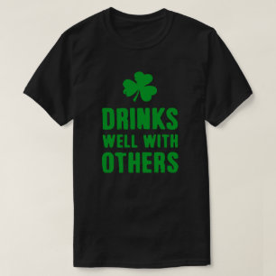 他の人と一緒によく飲むSt.パトリックのDay Tee Tシャツ