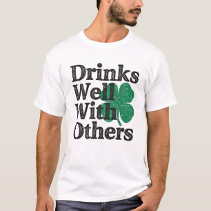 他の人と一緒によく飲むSt patricks day Tシャツ