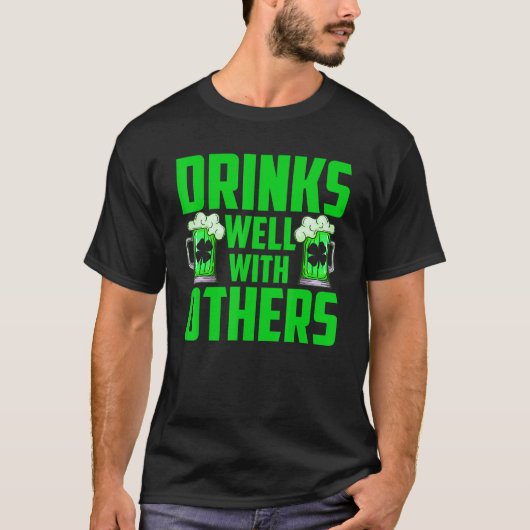他の人と一緒にドリンクおもしろいパトリックの日のシャーマー Tシャツ (正面)