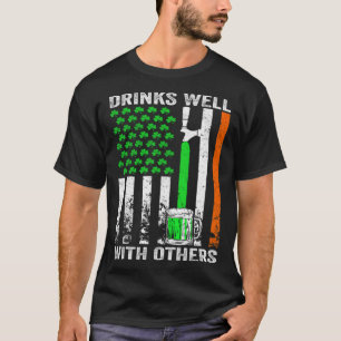 他の人と一緒に飲むSt Patrick s Day 飲 Bee Tシャツ