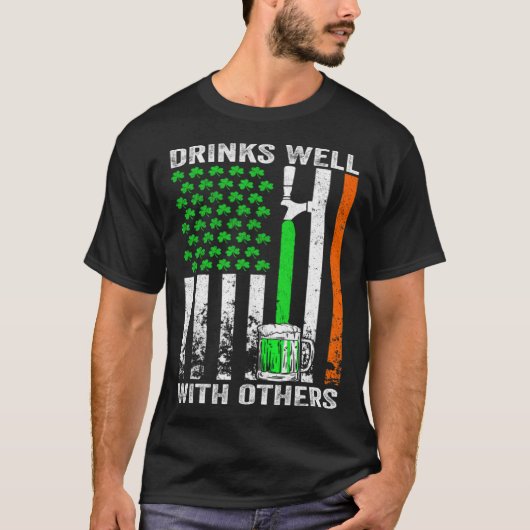 他の人と一緒に飲むSt Patrick s Day 飲 Bee Tシャツ (正面)