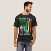 他の人と一緒に飲むSt Patrick s Day 飲 Bee Tシャツ (正面フル)