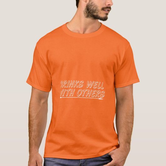 他の人と楽しく飲む Tシャツ (正面)