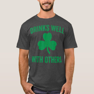 他の人と飲み合うおもしろいSt patricksビール Tシャツ