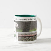 他の庭の草を見るかわいいノゼイ白犬 ツートーンマグカップ (正面右)