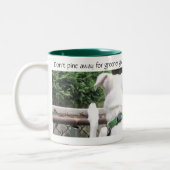 他の庭の草を見るかわいいノゼイ白犬 ツートーンマグカップ (左)