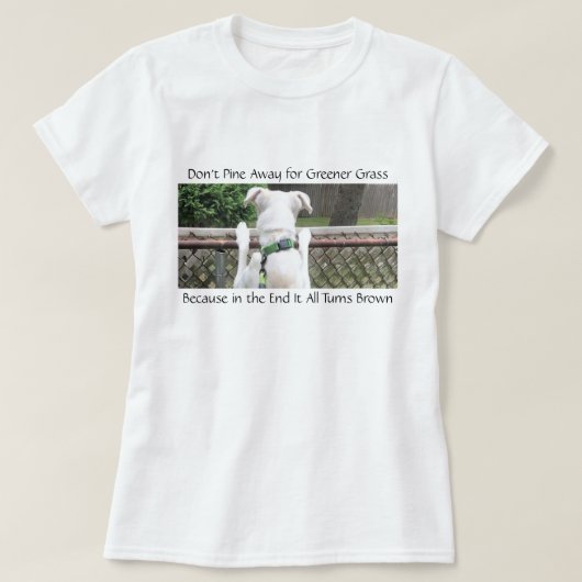 他の庭の草を見るかわいいノゼイ白犬 Tシャツ (デザイン正面)