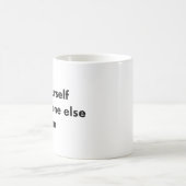 他の誰もが取り上げられた自分でいなさい コーヒーマグカップ (中央)
