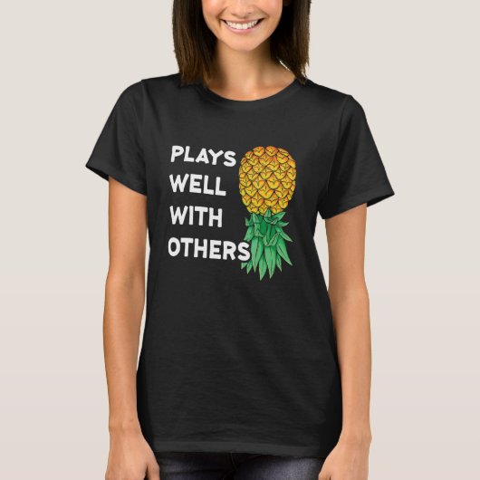 他の遊人と一緒にPineapple Polの逆さ Tシャツ (正面)