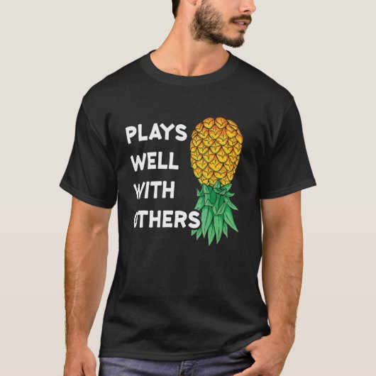 他の遊人と一緒にPineapple Polの逆さ Tシャツ (正面)