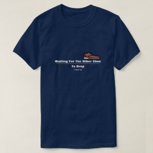 他の靴がミスターPシャツを落とすのを待っている Tシャツ