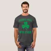 他のSt patricksビールと一緒おもしろいによく飲む Tシャツ (正面フル)
