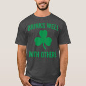 他のSt patricksビールと一緒おもしろいによく飲む Tシャツ (正面)