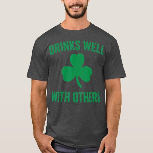 他のSt patricksビールと一緒おもしろいによく飲む Tシャツ (正面)