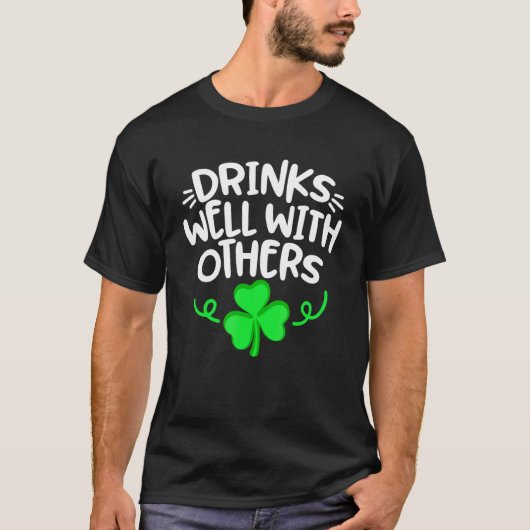 他のSt patricks dayドリンクと一緒におもしろい飲む Tシャツ (正面)