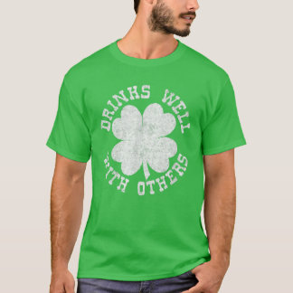 他のSt patricks dayドリンクと一緒におもしろい飲む Tシャツ