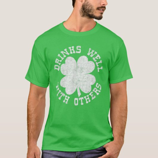 他のSt patricks dayドリンクと一緒におもしろい飲む Tシャツ (正面)