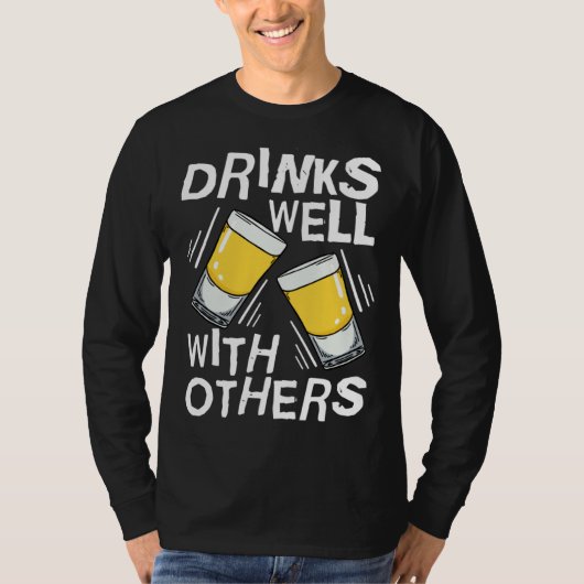 他人と飲むのが好き テキーラ アルコール 飲み物 Tシャツ (正面)