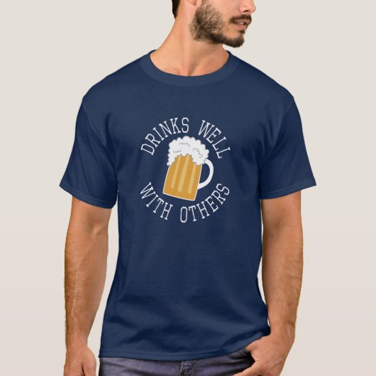他人と飲むのが得意 Tシャツ (正面)
