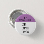 代名詞はXe Xem Xyrs 缶バッジ (正面&裏面)