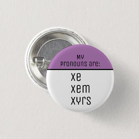 代名詞はXe Xem Xyrs 缶バッジ (正面&裏面)