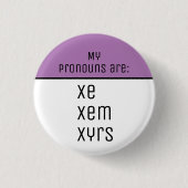代名詞はXe Xem Xyrs 缶バッジ (正面)