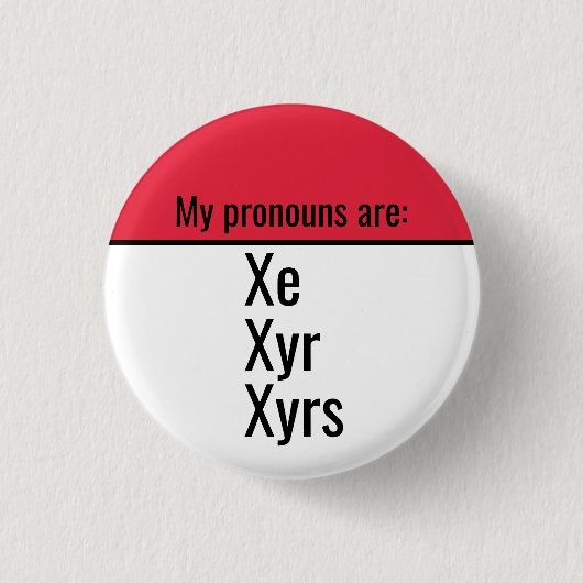 代名詞はXe Xyr Xyrs 缶バッジ (正面)